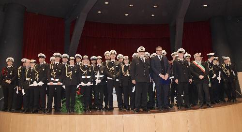 L'assessore regionale alla Sicurezza, Pierpaolo Roberti, con gli agenti ai quali è stata riconosciuta un'onorificenza durante la celebrazione dell'undicesima Festa della Polizia locale, celebrata per la prima volta a Udine in occasione della ricorrenza di San Sebastiano, santo patrono del Corpo.